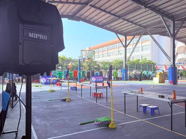 幼兒園親子組完成場地佈置（林邊國中風雨球場）