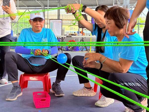 針對各村民及各隊年長者我們主動提供水晶座椅可便於舒適坐著競賽