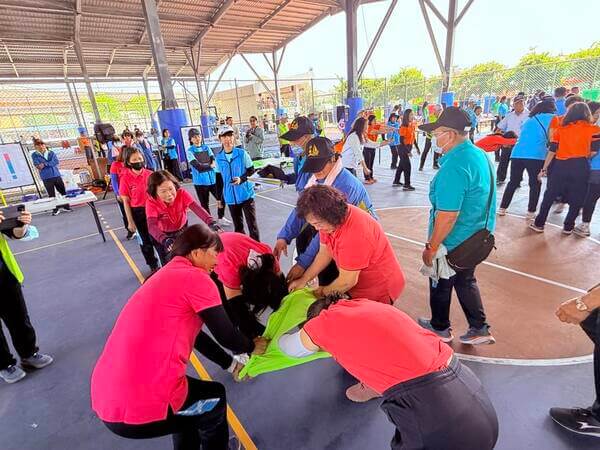 著重於兩人身體姿勢及兩位協助者領導：金蟬脫殼團康競賽