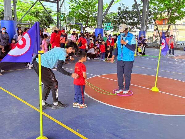 由現場孩童及領隊熊教練親自示範講解比賽規則（林邊國中風雨球場）