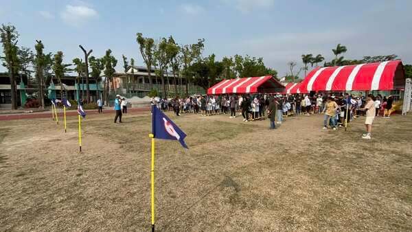 蜈蚣競走趣味競賽：一次五組同時競場面才壯觀