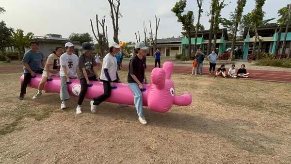 老師群也能一起和家長們體驗毛毛蟲趣味競賽