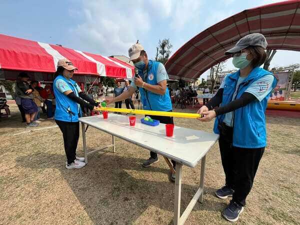 縱橫四海團康遊戲：競賽前由隊員示範熊教練親自講解技巧