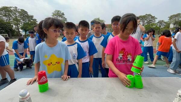 兩人一起共同進行培養默契與合作(國聖國小兒童節活動) 兩人一起共同進行培養默契與合作(國聖國小兒童節活動)