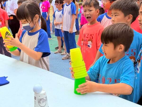 杯觥交錯團康遊戲:低年級孩童也能進行喔(國聖國小兒童節活動) 杯觥交錯團康遊戲:低年級孩童也能進行喔(國聖國小兒童節活動)