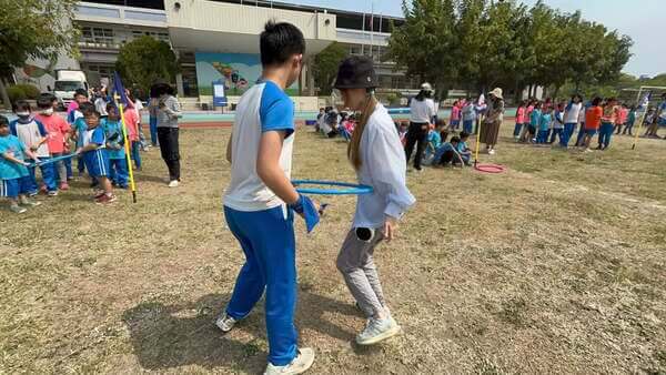 牽腸掛肚趣味競賽:由美女老師協助學生共同參與活動 牽腸掛肚趣味競賽:由美女老師協助學生共同參與活動