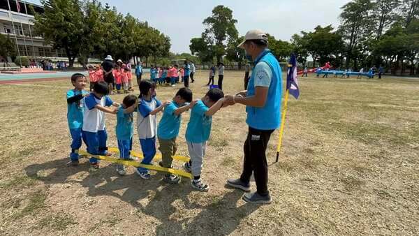 蜈蚣競走趣味競賽:熊教練不僅要主持更要帶領低年級孩童歡樂學習 蜈蚣競走趣味競賽:熊教練不僅要主持更要帶領低年級孩童歡樂學習