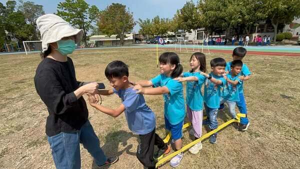 蜈蚣競走趣味競賽:一二年級學生歡樂體驗團隊合作精神 蜈蚣競走趣味競賽:一二年級學生歡樂體驗團隊合作精神