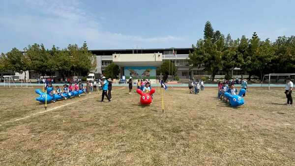 提供多隻充氣毛毛蟲讓中高年級學生體驗團隊合作精神 提供多隻充氣毛毛蟲讓中高年級學生體驗團隊合作精神