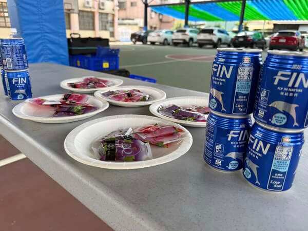 遊戲道具準備之糖果與飲料活動後則贈送學校孩童：風雨球場