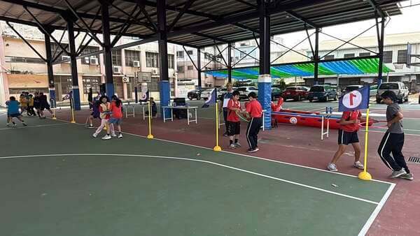 競賽就是要一次所有隊伍同時進行才夠專業與壯觀（岸裡國小兒童節活動）