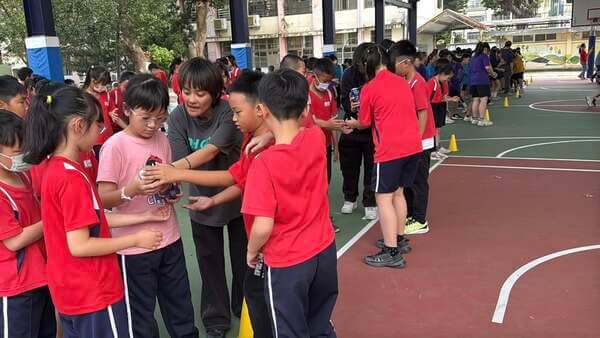 罐罐相連趣味競賽：老師也一起協助學生共同完成競賽