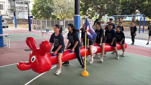 毛毛蟲趣味競賽是最受到學生喜愛的活動項目