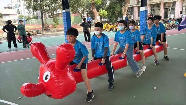 六人共同發揮團隊合作精神~陸上行舟趣味競賽