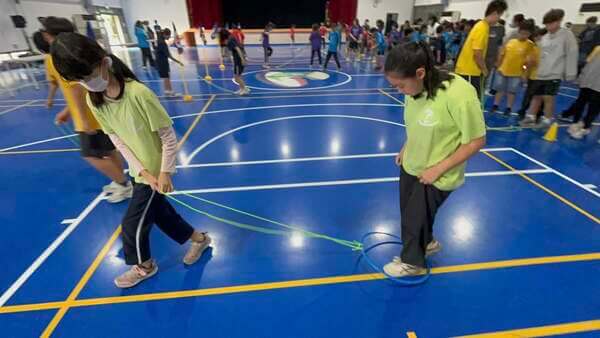 雙人共同合作之趣味競賽：請跟我走