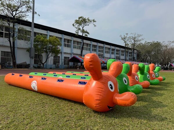 我們每隻毛毛蟲中間都有專屬公司標誌（全台唯一客製化）