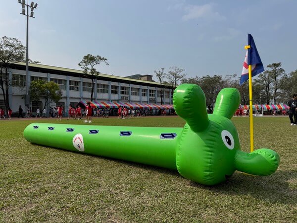 專屬客製化旗幟與充氣毛毛蟲設備，成為全台陸上行舟最安全與專業公司