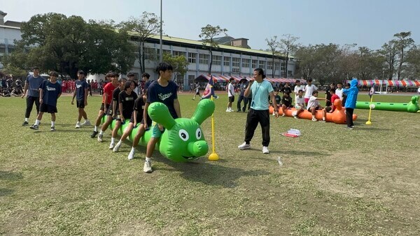由體育班學生做毛毛蟲趣味競賽示範