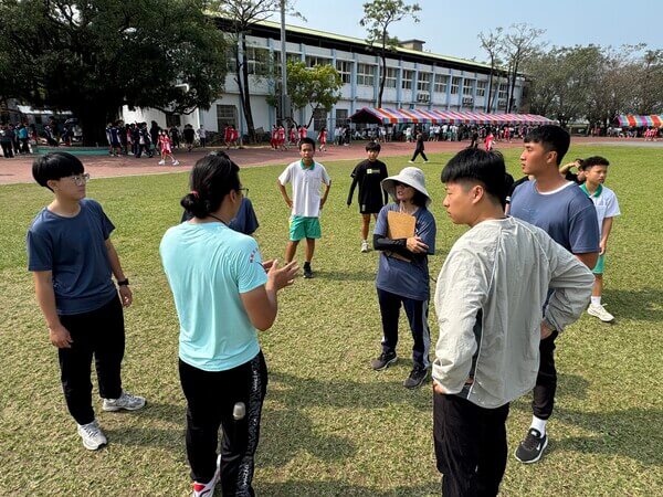 小育教練與學校裁判老師事前做比賽規則說明