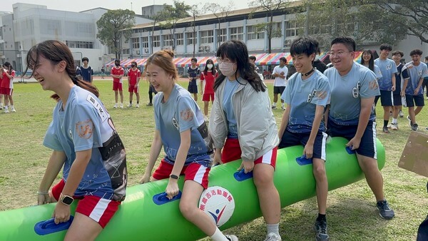 最能展現出團隊合作之趣味競賽：陸上行舟（路竹高中校慶活動）