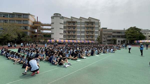 由熊教練親自說明與示範比賽規則（東港高中校慶活動）