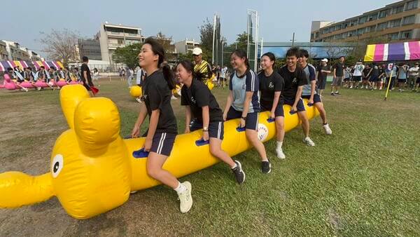 全台學生最喜愛的趣味競賽活動:充氣毛毛蟲(東港高中校慶活動) 全台學生最喜愛的趣味競賽活動:充氣毛毛蟲(東港高中校慶活動)