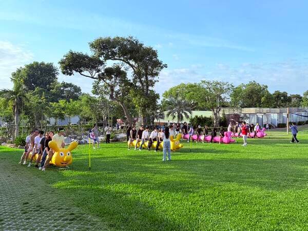 陸上行舟趣味競賽：四隻充氣毛毛同時競賽才夠壯觀與刺激