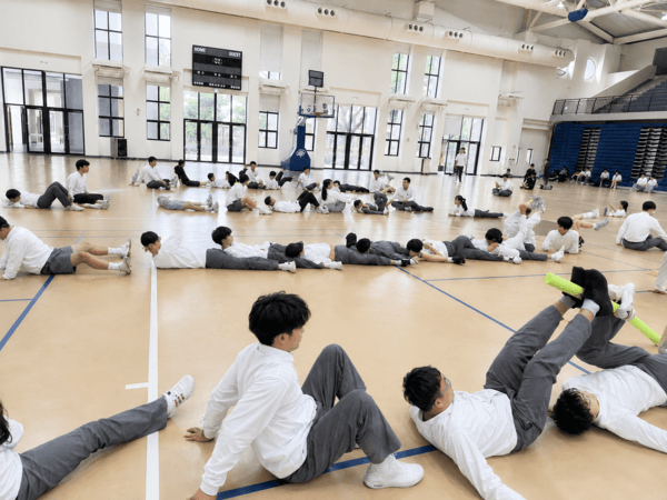 仰天長笑團康遊戲：邀力與柔軟度考驗