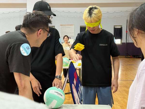 競賽時透過蒙眼增加難度與專注：隔空取物團康遊戲
