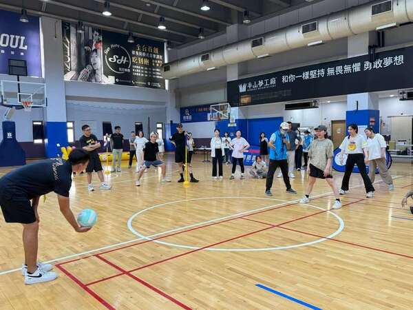客戶示範由熊教練講解說明技巧(台中南屯運動中心) 客戶示範由熊教練講解說明技巧(台中南屯運動中心)