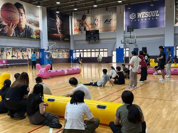 活動前由熊教練親自說明陸上行舟趣味競賽技巧要領 活動前由熊教練親自說明陸上行舟趣味競賽技巧要領