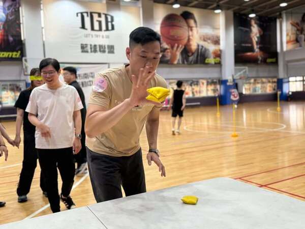 個人接力賽:隔空取物團康遊戲(雷醫國際公司活動) 個人接力賽:隔空取物團康遊戲(雷醫國際公司活動)
