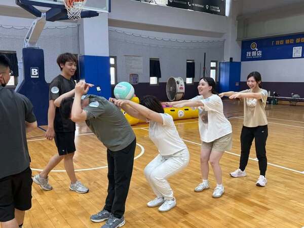 翻山越嶺團康遊戲:小道具也能創造競賽樂趣(雷醫國際公司活動) 翻山越嶺團康遊戲:小道具也能創造競賽樂趣(雷醫國際公司活動)