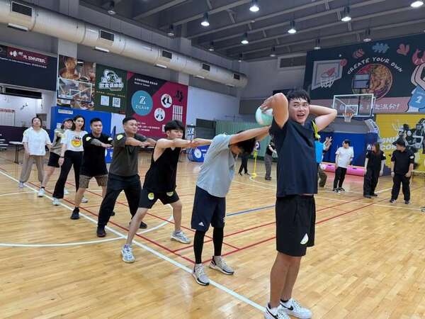 個人技巧與隊友默契結合:翻山越嶺團康遊戲 個人技巧與隊友默契結合:翻山越嶺團康遊戲
