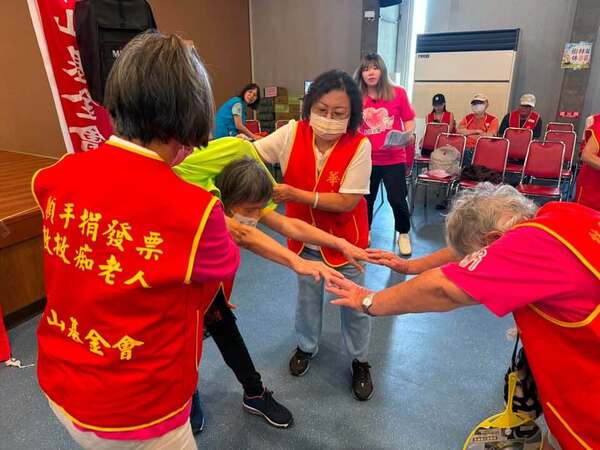 新北區華山基金會老人運動會：即使是高齡長輩也能進行此活動