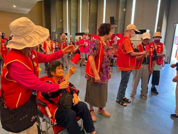 即使坐在輪椅上也能積極參與活動：新北區華山基金會老人運動會