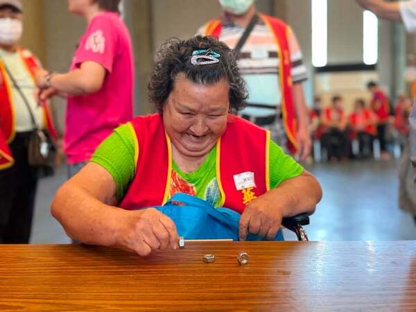 巴黎鐵塔團康遊戲：我們的多元能滿足各類族群活動（華山基金會長青族活動）