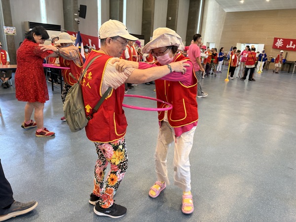 年齡不是問題享受每一項充滿歡樂活動：牽腸掛肚趣味競賽