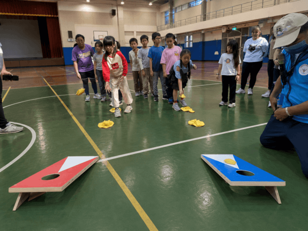 投擲高手團康遊戲：可依照年齡彈性調整距離