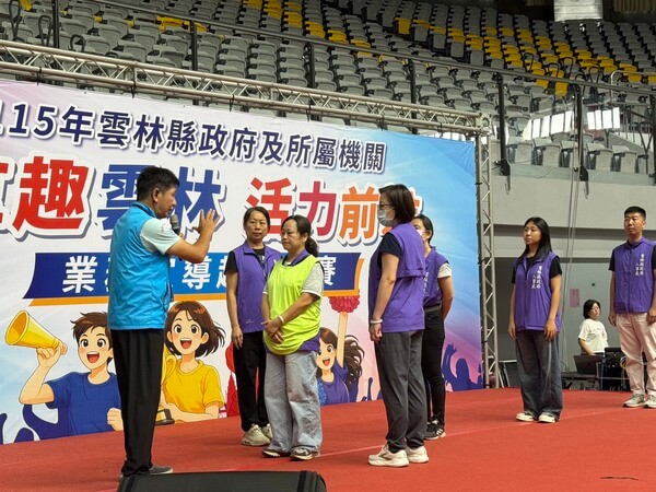 熊教練主持帶領及示範各項團康競賽(雲林縣政府活動) 熊教練主持帶領及示範各項團康競賽(雲林縣政府活動)