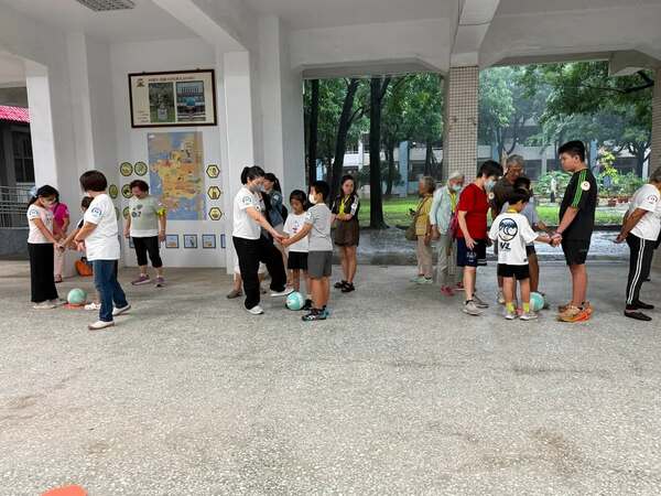 台南新樓醫院祖孫活力趣味競賽：手足之情趣味競賽