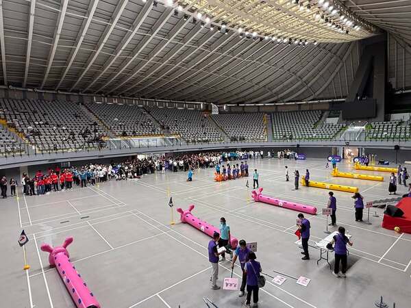 全速向前趣味競賽場地最安全與專業佈置：一次六隻同時競賽
