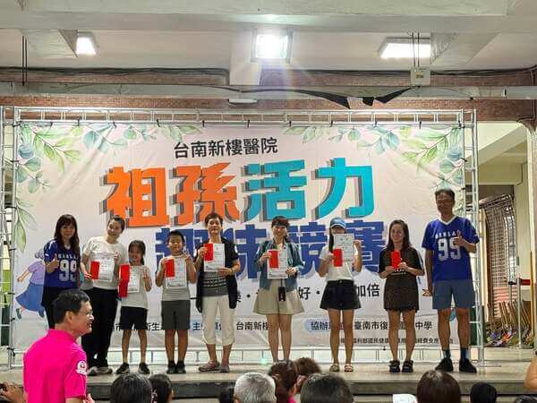 競賽後頒獎由新樓醫院副院長及溫主任共同頒發獎金及獎狀