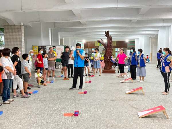 競賽遊戲前由領隊熊教練做比賽規則講解後練習（台南復興國中）