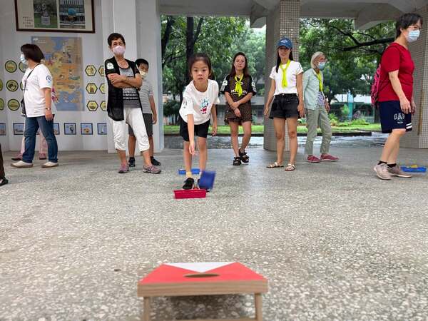投擲高手團康遊戲：依照不同年齡調整比賽距離（台南新樓醫院）