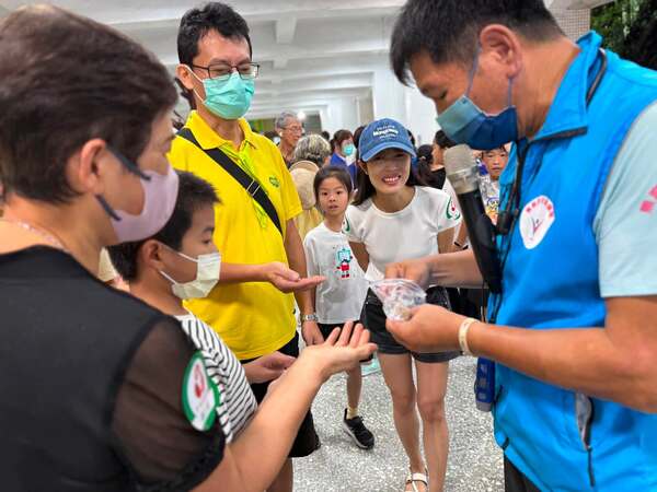 投擲高手團康遊戲：本項遊戲熊教練提供50元現金獎勵（祖孫活力家庭日活動）