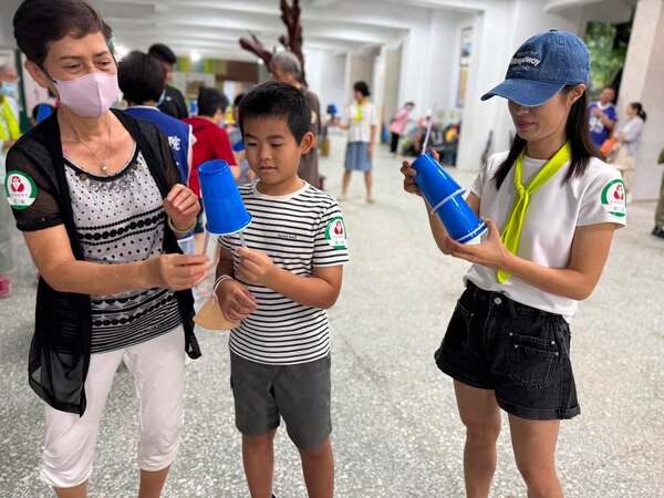 人與人之間的互動就是透過遊戲中促進合作建立友情（杯中傳情團康遊戲）