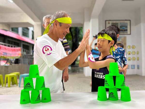 祖孫協力共同完成競賽遊戲增加親子互動：眼明手快團康遊戲