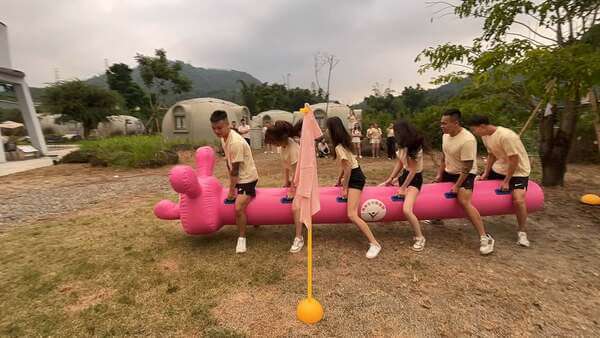 充氣毛毛蟲趣味競賽：共同發揮團隊合作之遊戲（初禾醫美診所公司日活動）