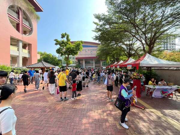 學校豐富與完善規畫下，讓假日校園都比平常日人潮更多
